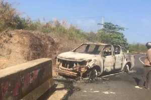 Phát hiện thi thể trong xe bán tải cháy trơ khung