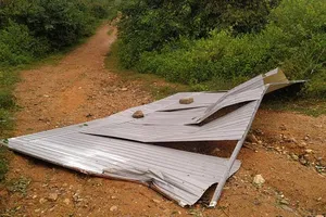 Đắk Lắk: Gió lớn, một người bị tôn bay trúng tử vong
