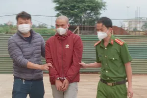 Bắt ma men đuổi chém công an, đòi dỡ chốt kiểm soát dịch