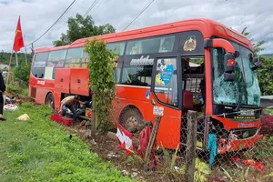 Xe khách tông liên tiếp 2 xe máy làm 2 người chết, 1 người bị thương