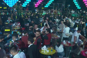 Đột kích quán bar phát hiện 44 đối tượng sử dụng ma túy và 1 khẩu súng