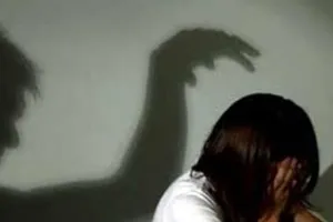 Hiếp dâm bé gái hàng xóm đến lần thứ 3 thì bị vợ phát hiện