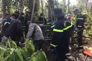 Theo bà ngoại lên rẫy, cháu bé 3 tuổi rơi xuống giếng tử vong