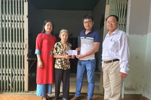 Báo SGGP trao tiền bạn đọc hỗ trợ cho bà ngoại ung thư nuôi 2 cháu nhỏ