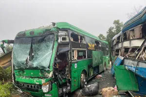 Hai xe khách giường nằm tông nhau, nhiều người bị thương