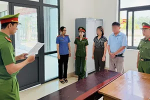 Cơ quan công an đang tống đạt các quyết định khởi tố, bắt tạm giam các đối tượng