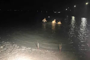 Xuyên đêm trục vớt thi thể 2 cháu nhỏ đuối nước tại hồ rộng 200ha