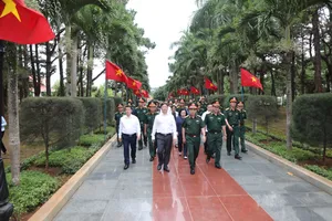 Đại tướng Phan Văn Giang thăm và tặng quà Mẹ Việt Nam Anh hùng ở Đắk Lắk