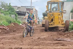 Dự án chỉ 400m: Thi công ì ạch, nhếch nhác, nắng bụi, mưa lầy