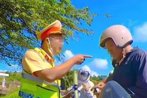 Điều chuyển cán bộ nói dân “mồm thối” ra khỏi lực lượng CSGT