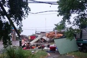 Giông lốc làm tốc mái nhiều căn nhà tại xã Sơn Thành