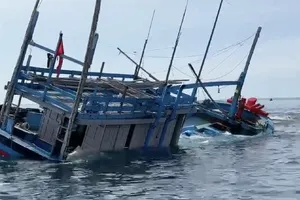 Ứng cứu kịp thời một tàu đánh cá bị chìm giữa biển