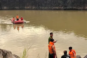 Lực lượng chức năng đang tổ chức trục vớt những thanh niên mất tích dưới Hồ Đá Xanh
