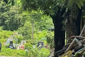 Phát hiện thi thể nam giới cùng chiếc xe máy bị cháy trơ khung trong nghĩa trang
