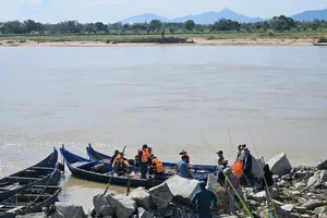 Một phụ nữ mất tích sau vụ lật xuồng máy trên sông Ba