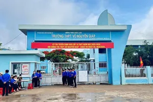 Buộc thôi việc đối với thầy giáo bóp cổ đồng nghiệp trong sân trường