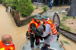 Bộ đội căng mình cứu dân giữa nước lũ 