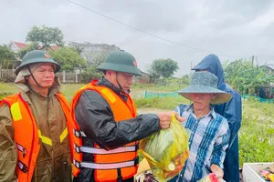 Đoàn công tác Tổng cục Chính trị thăm hỏi, động viên bà con vùng lũ Đắk Lắk