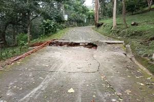 Đắk Lắk: Khẩn cấp di dời các hộ dân dưới chân đồi có nguy cơ sạt lở