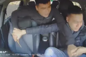 Đang lái xe, tài xế taxi bị hành khách dùng đũa đâm vào mặt