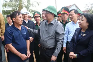 Phó Thủ tướng Hồ Quốc Dũng thăm người dân bị ảnh hưởng mưa lũ ở Đắk Lắk