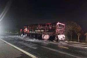 Đắk Lắk: Xe khách giường nằm bị cháy rụi trên đường tránh phía Đông