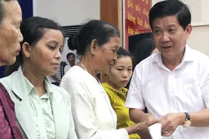 Thứ trưởng Bộ Công An Nguyễn Văn Sơn, thành viên BCH Hội đồng hương huyện Hòa Vang trao quà hỗ trợ cho người huyện Hòa Vang