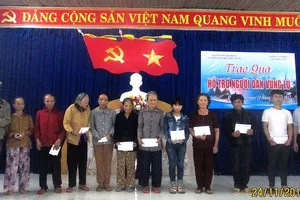 Đại diện UBMTTQ VN phường Điện Ngọc và VPĐD Báo SGGP tại miền Trung trao quà cho người dân vùng lũ