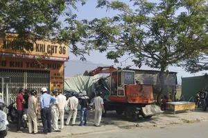 Đội Kiểm tra quy tắc đô tiến hành cưỡng chế, tháo dỡ các ki-ốt kinh doanh bất động sản trái phép