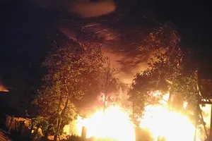 Cháy cơ sở tập kết lốp ô tô cũ trong đêm