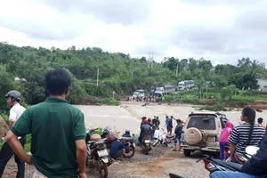 Cầu tràn bị nước nhấn chìm, dân dài cổ chờ nước rút	