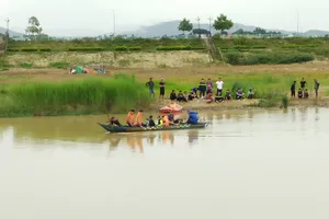 Lực lượng chức năng cùng người dân vẫn đang tích cực tìm kiếm nạn nhân vụ lật thuyền