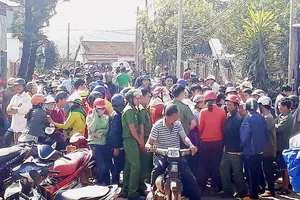 Hàng trăm người dân bao vây đại lý thu mua cà phê để đòi nợ