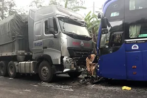 Phần đầu của hai chiếc xe bị hư hỏng.