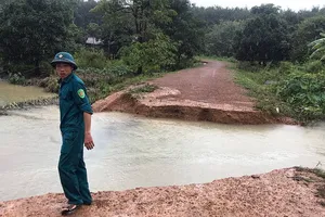 Một đoạn đường dẫn vào thôn ở xã biên giới Ia Đal bị sạt lở