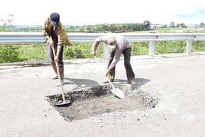 Sửa chữa con đường gần trăm tỷ nát bét “gây dư luận không tốt”