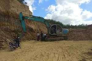 Bắt quả tang vụ khai thác đất trái phép ngay tại vị trí phóng viên VTV báo tin  rồi bị hành hung