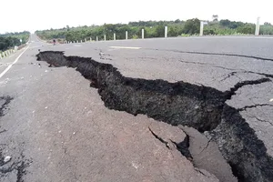 Khoanh vùng vị trí hư hỏng trên con đường 250 tỷ đồng chưa bàn giao đã nát