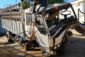 Xe tải và xe con tông nhau, 3 người chết, 3 người bị thương