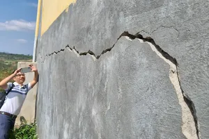 Kiểm tra thông tin trường hàng chục tỷ đồng mới đưa vào sử dụng đã nứt toác