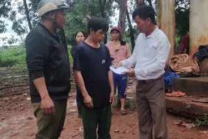 4 người trú mưa ở chòi, 2 người bị sét đánh chết