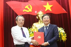 Trao quyết định điều động đồng chí Trương Hải Long giữ chức Phó Bí thư Tỉnh ủy Gia Lai