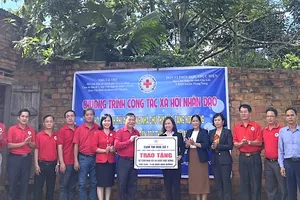 Tặng nhà cho 2 hộ nghèo dân tộc Ba Na ở Mang Yang