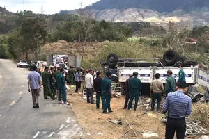 Xe chở hàng từ thiện bị lật, 3 người thương vong