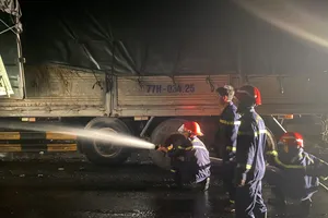 Công an tham gia dập lửa. Ảnh: Công an cung cấp