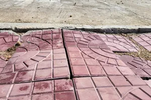 Kè chống sạt lở TP Kon Tum chưa bàn giao đã lún vỉa hè