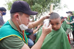 Tặng quà, khám chữa bệnh cho học sinh, người nghèo huyện Tu Mơ Rông 