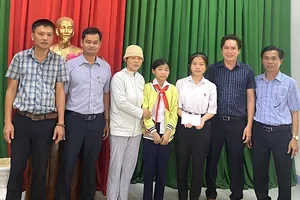 Trao tiền hỗ trợ 3 mẹ con chữa bệnh ung thư