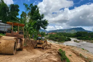 Dân hiến đất xây kè bảo vệ làng, trụ sở huyện