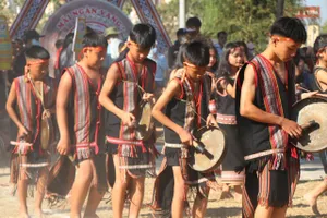 Hơn 1.000 học sinh Kon Tum tham gia liên hoan cồng chiêng, múa xoang 